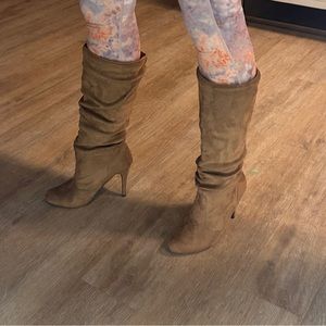 Super cute brown faux suede slouchy stiletto boots in Women’s size 9
